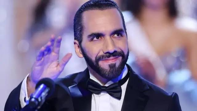 NewsLiberdade's tweet photo. 🚨URGENTE - Nayib Bukele reage a juízes ativistas que extrapolam sua autoridade para prejudicar Trump e Musk

"Foi exatamente isso que os juízes estavam fazendo em El Salvador em 2021... Então, nós fizemos o impeachment para consertar o país." https://t.co/IreM2iGzfI