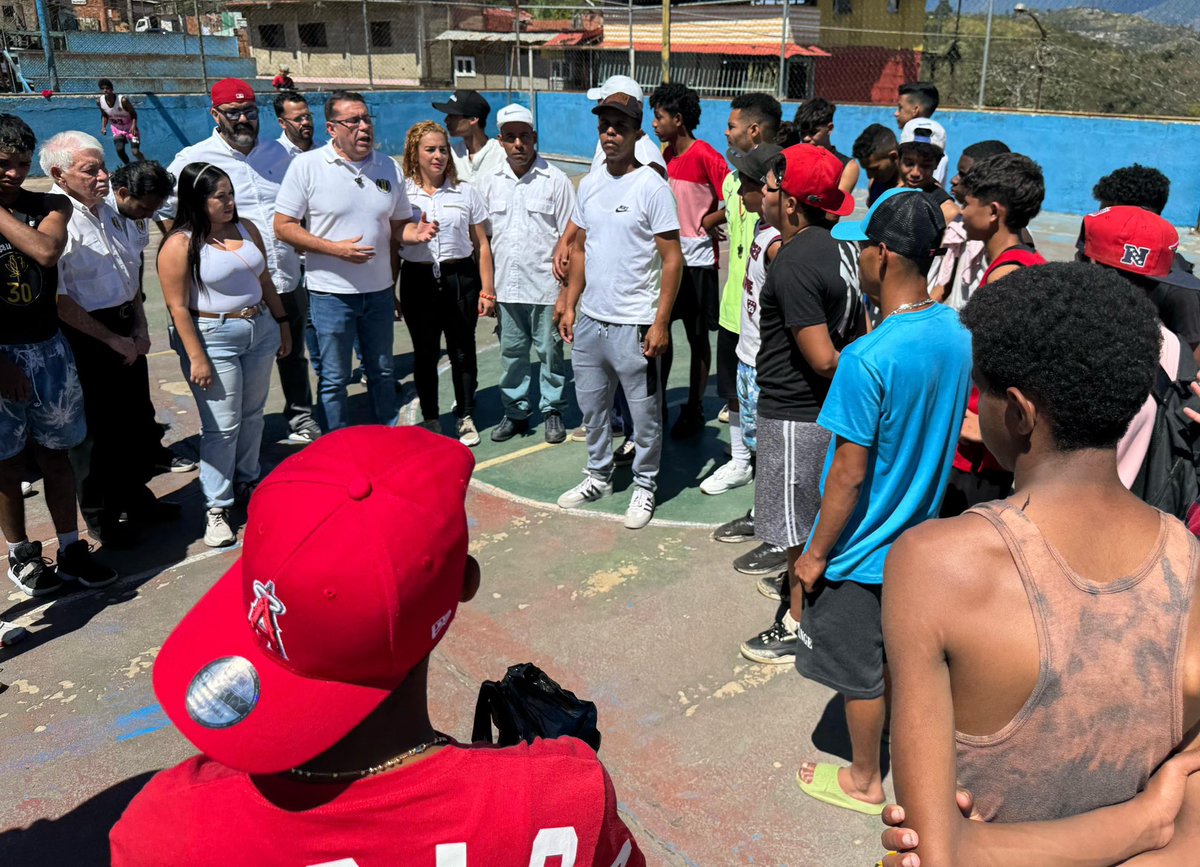 ADVenezuelaa's tweet photo. El Secretario General Seccional Miranda @Negal_m, acompañado de la militancia del partido del pueblo, realizó en el Sector Santa Ana de Filas de Mariche, municipio Sucre, una jornada médico asistencial, odontológica y legal. ¡AD es un partido al servicio del pueblo! 🙌🏻🏳️ https://t.co/NM5aGv0YQG