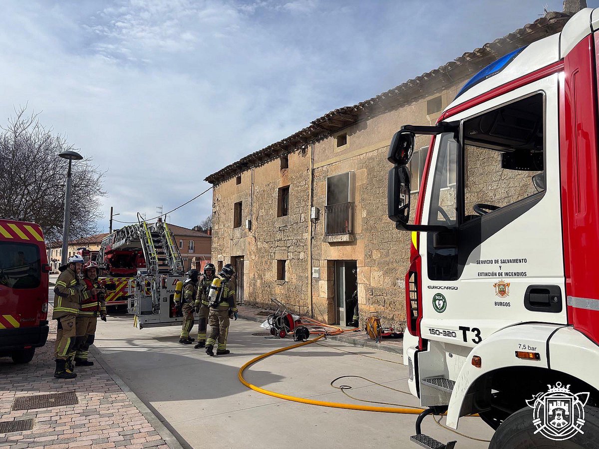 BomberosBurgos's tweet photo. A las 14:36 @112cyl nos moviliza por #IncendioDeViviendaUnifamiliar en #Cogollos. Desplazamos #autobomba, #autoescala y vehículo auxiliar. Las labores de extinción se prolongan hasta pasadas las 17 horas. https://t.co/OMiYPQO3a7