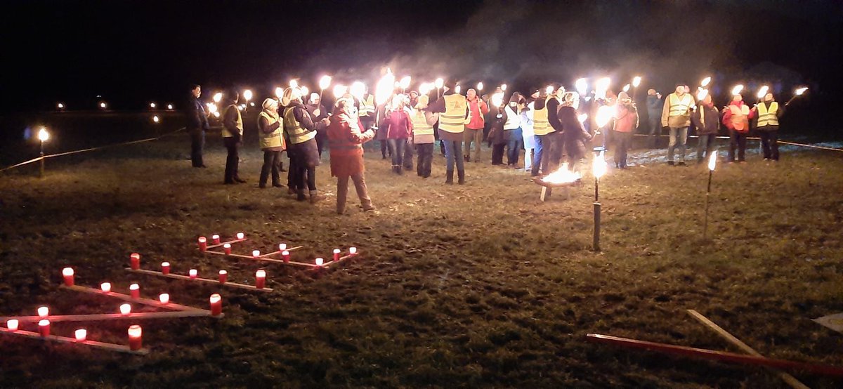 stromautobahn's tweet photo. Am Freitag, 14. Februar 2025 in Winkelhaid:
Nein zur #Juraleitung 🔥❌⚠️
Unter dem Motto "Gefahr sichtbar machen: Licht an für eine dezentrale #Energiewende" kamen rund 100 Teilnehmer zu #Protestaktion gegen den überdimensionierten, schädlichen #Übertragungsnetzausbau. https://t.co/N1U5nGRZdB