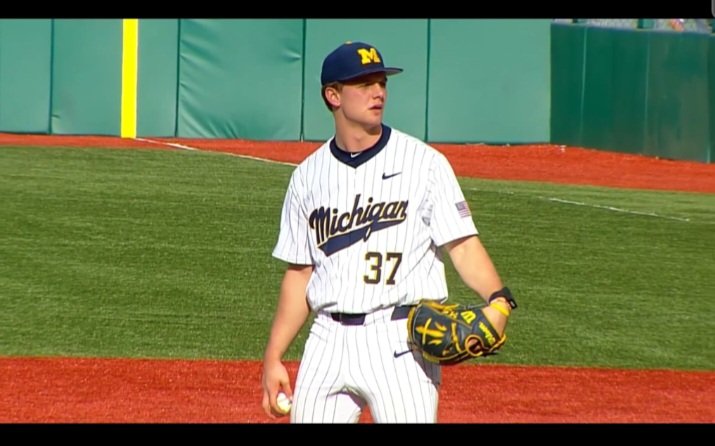 AlgonacBaseball's tweet photo. Heck of a college debut for our guy @JoshKasner! Enters the game with the bases loaded in the 8th and gets two ground outs. Comes back in the 9th to slam the door with 2K's for the Win! https://t.co/uC19A32fpP