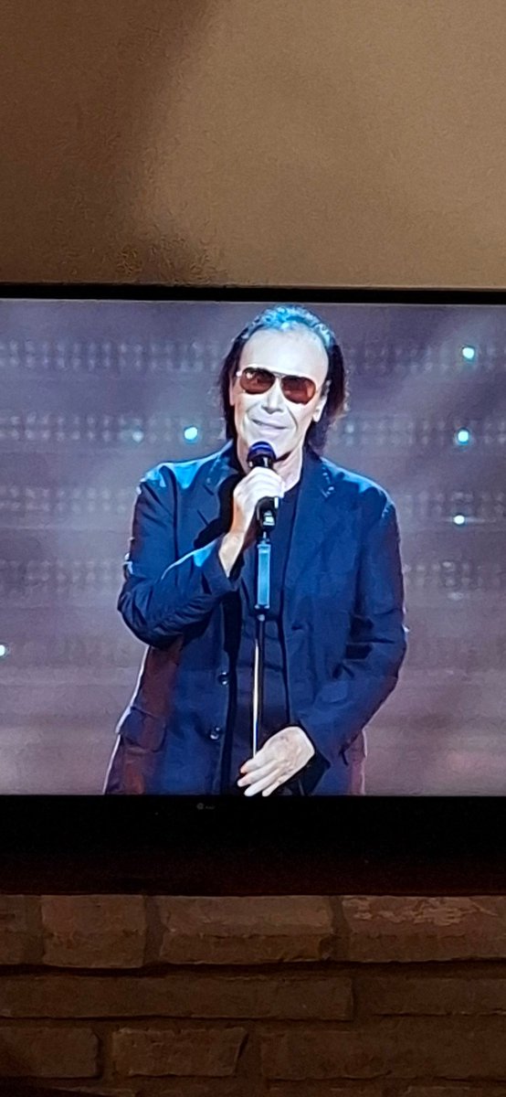 Che sorprese, a #Sanremo2025 c'è anche la signora che abita al numero 3 della mia via. Molto gentile, sorride sempre.