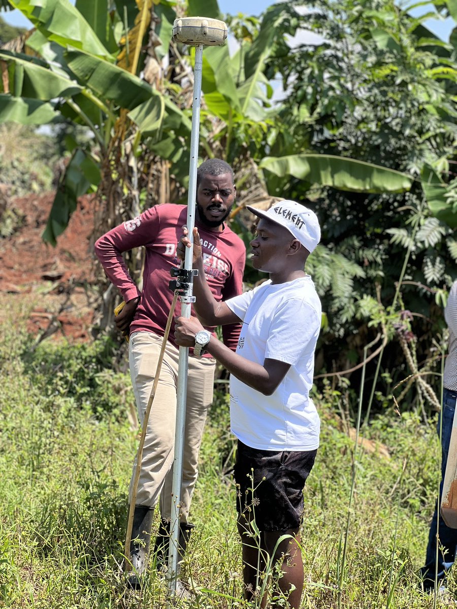 🏡 Prime Land for Sale in Entebbe 

🔥 3 Titled Plots (100x100 each) Available! 🔥
📍 Location: Ziru, next to Expressway, overlooking the Toll Gate
💰120M
✅ Perfect for Residential or Commercial Use
✅ Scenic Views &amp; Easy Access

📞 Reach out to me directly – No brokers!