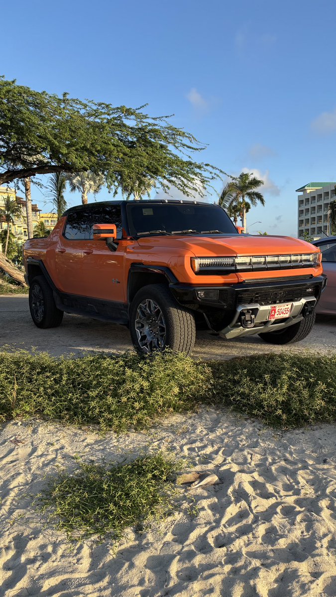 Poncecarsmdz's tweet photo. ABRO HILO. Hace unos días llegue de Aruba y la verdad que quede impactado tanto para bien como para mal con los autos que se pueden encontrar en una isla con apenas 193km cuadrados de superficie https://t.co/XxVJDrLbbb