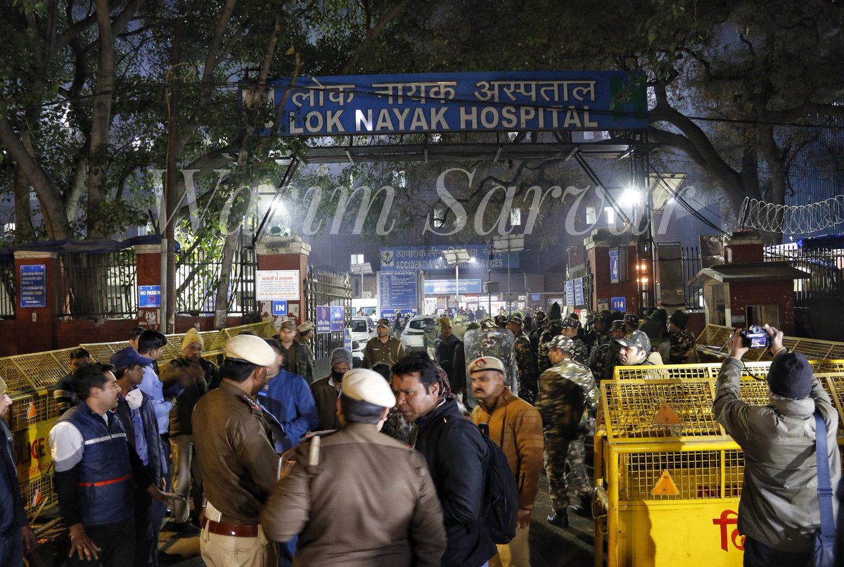 WasimSarvar's tweet photo. At least 15 people were #killed, and many #injured after a #stampede followed severe #overcrowding at #newdelhi #railwaystation. officials said. as thousands of #mahakumbh devotees gathered to board their trains, leading to panic among passengers. #photojournalism https://t.co/5hnD4kbDMI