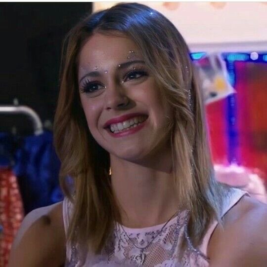 extraño llegar a casa después del colegio, encender la televisión para poder ver  VIOLETTA 💜🥺