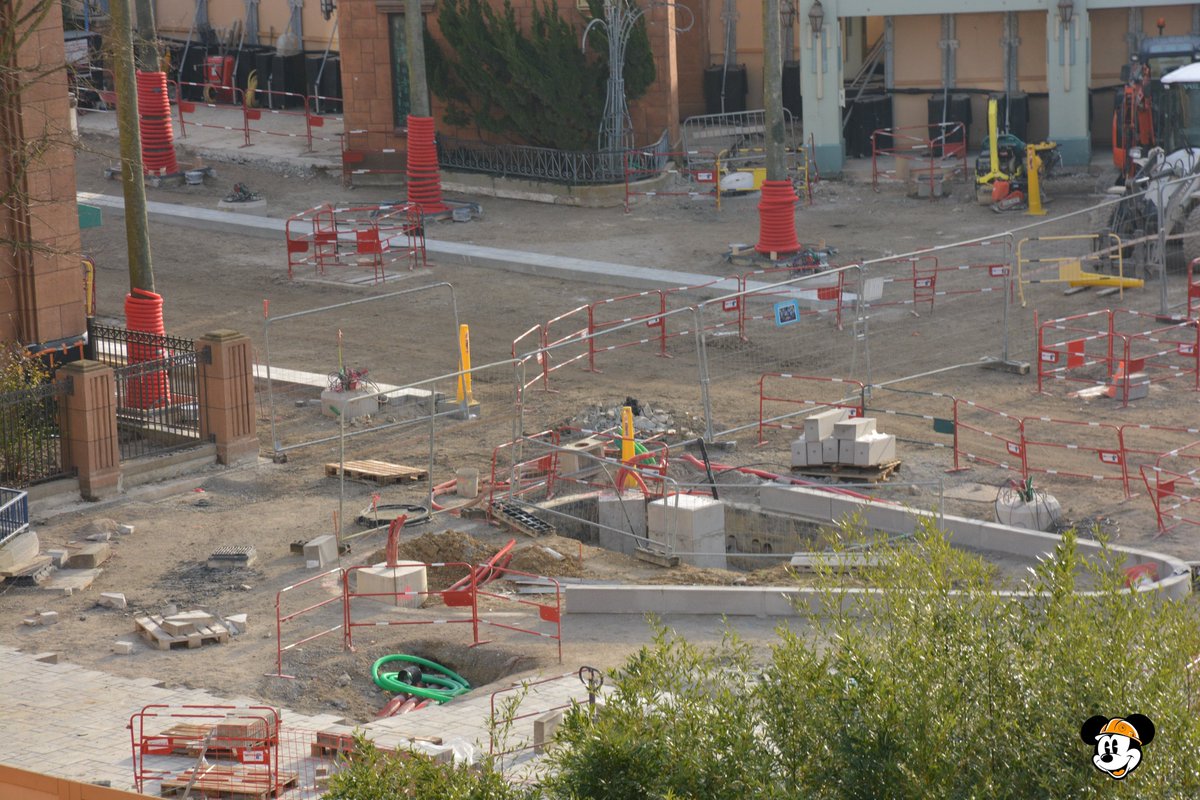[Analysis] 🚧 Adventure Way Construction Progress at #WDS2:

1️⃣ The curbs along Hollywood Boulevard have been completed, clearing the way for concrete pouring on the street. Decorative palm trees have been wrapped in red protective sleeves to shield them from construction