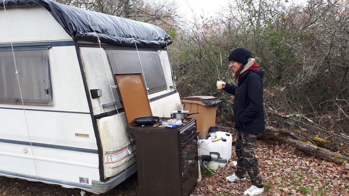 ferme_occitane's tweet photo. Oh putain les amis j'ai retrouvé un dossier!!!!

Chez un ami qui vit dans ses bois (une clairière que je lui avais débarrassée à coup de scie et de machette..) : il avait inauguré sa gazinière ce jour-là 🤣🤣🤣
#pulapiss https://t.co/z9X3yFudqs