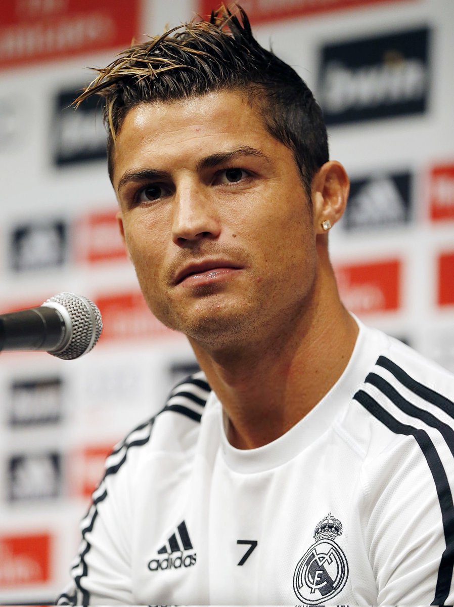 RMCFarab's tweet photo. الأسطورة كريستيانو في عام 2014 : 

من الصعب بصراحة اللعب ضد 12 لاعب في كل مباراة (يقصد الحكم) الأمر معقد للغاية.

هناك فريق آخر يحصل على كل شيء دائماً (ركلات الجزاء والأفضلية والأخطاء).

اليوم في حال فزنا كان ذلك الفريق أمره سينتهي، أتفهم قرارات ذلك الحكم. 

انا هنا منذ 5 سنوات، في بعض الأحيان لا يكفي ما نقوم به في الملعب، هناك اشياء تحدث في الخارج بالفعل.