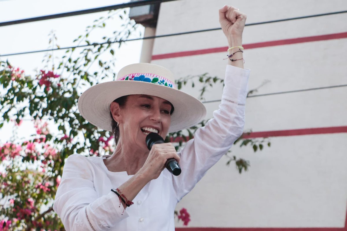 martibatres's tweet photo. Con la Presidenta @Claudiashein asistimos a la Asamblea de derechohabientes del @ISSSTE_mx en Misantla, Veracruz, en el marco del Programa La Clínica Es Nuestra. https://t.co/ro2FvslJvj