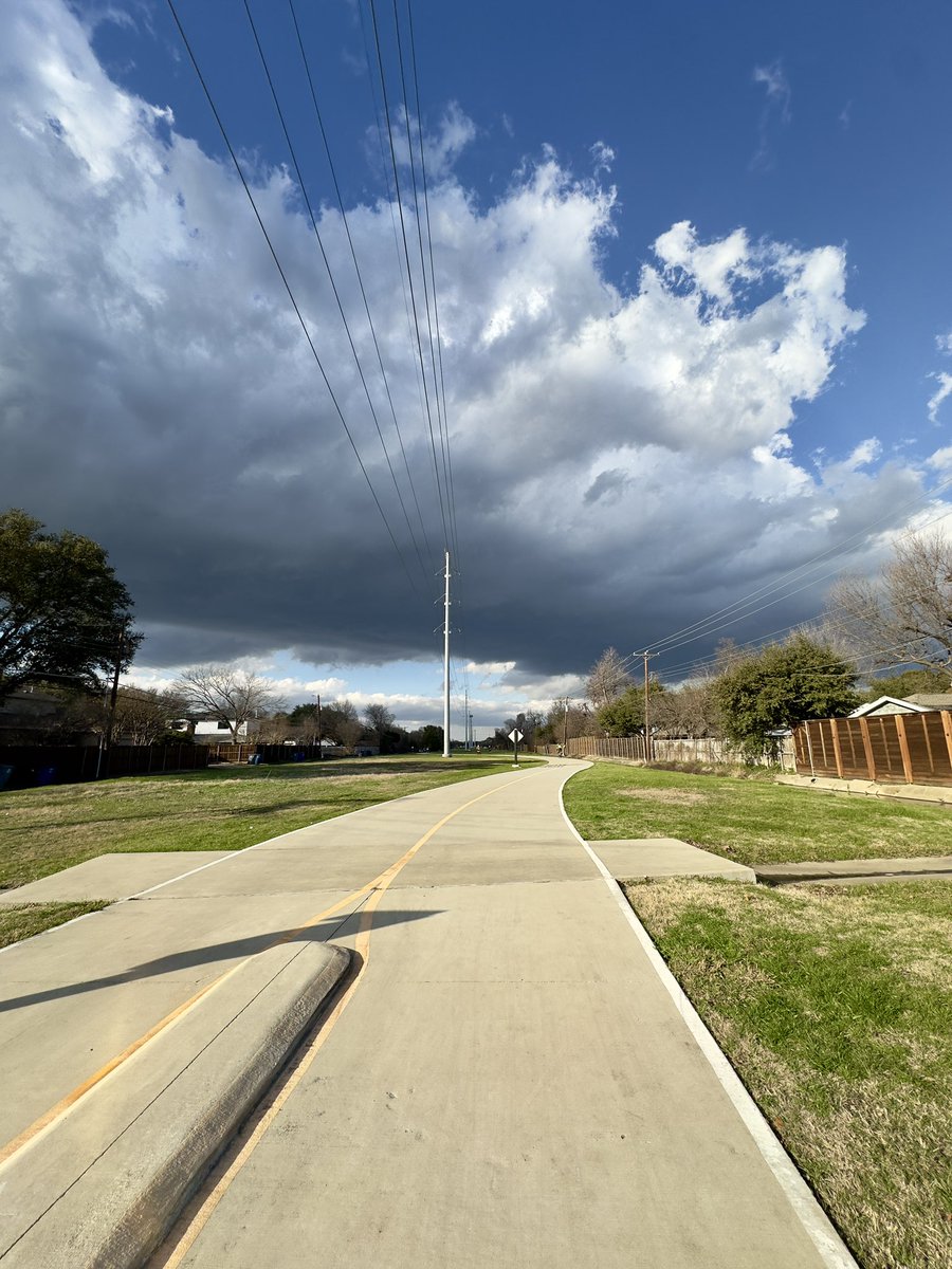 Rckytp74's tweet photo. Awesome dark cloud on this beautiful afternoon in Dallas! @wfaaweather @JesseWFAA https://t.co/XsJ5gX2pjM