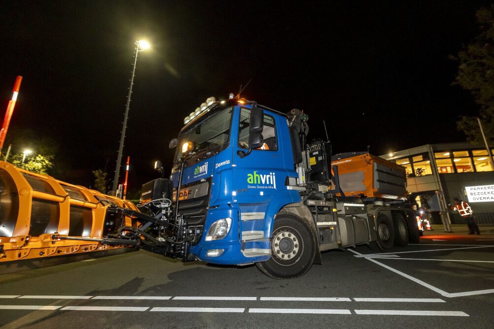 ❗️De koude temperaturen zorgen voor kans op gladheid. ❗️
Winterse neerslag kan bijvoorbeeld aanvriezen. Let goed op als u de weg op gaat. Wij strooien vannacht weer een volledige ronde. #gladheid #strooien