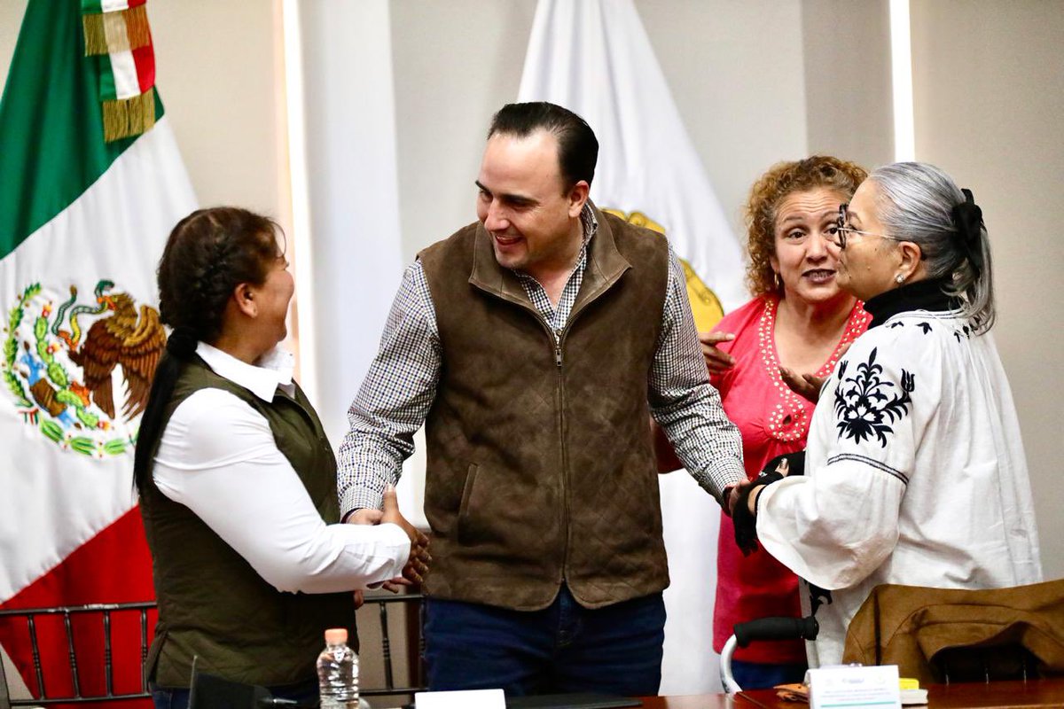 manolojim's tweet photo. El día de hoy, en Palacio de Gobierno, nos reunimos con los colectivos de las familias de personas desaparecidas en #Coahuila para dar seguimiento a los avances del programa en Materia de Desaparición de Personas 2024-2029. (1/2) https://t.co/lTg2HHFJ9Q