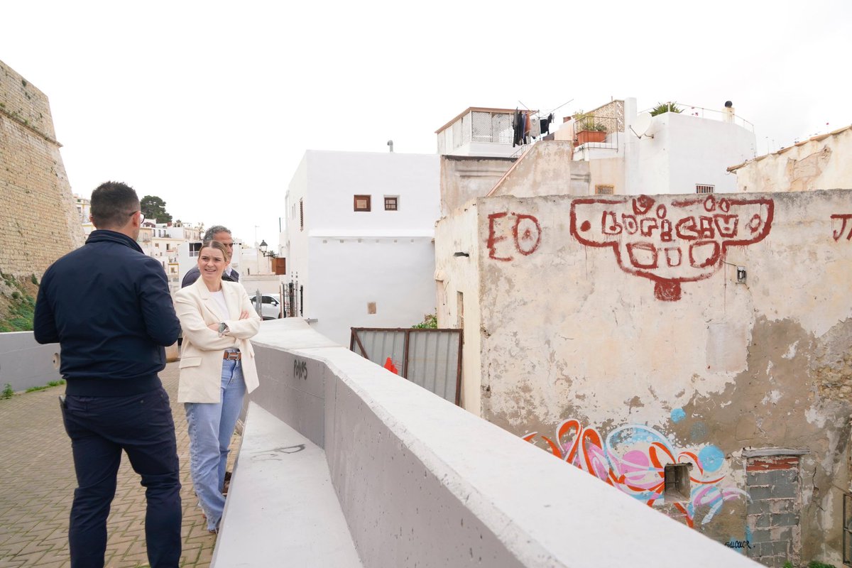 Hem recorregut avui el barri històric de Sa Penya amb el batle <a href="/TrigueroIbiza/">ＴＲＩＧＵＥＲＯ</a>, que m’ha informat dels projectes en marxa de nous habitatges per a joves, famílies i treballadors gràcies al Decret d’Emergència Habitacional, i de les inversions previstes per a la transformació del