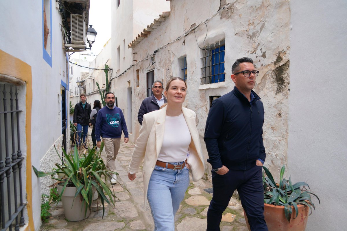 MargaProhens's tweet photo. Hem recorregut avui el barri històric de Sa Penya amb el batle @TrigueroIbiza, que m’ha informat dels projectes en marxa de nous habitatges per a joves, famílies i treballadors gràcies al Decret d’Emergència Habitacional, i de les inversions previstes per a la transformació del barri, per fer-ne un barri més segur i renovat.

El Govern acompanyarà a l’@ajeivissa en aquest objectiu. #elCanvideVeres