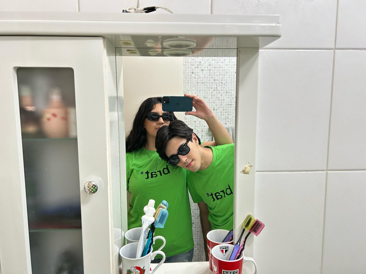 cronicamentegay's tweet photo. @charli_xcx me nota pf te amo https://t.co/30yoc6YUS8