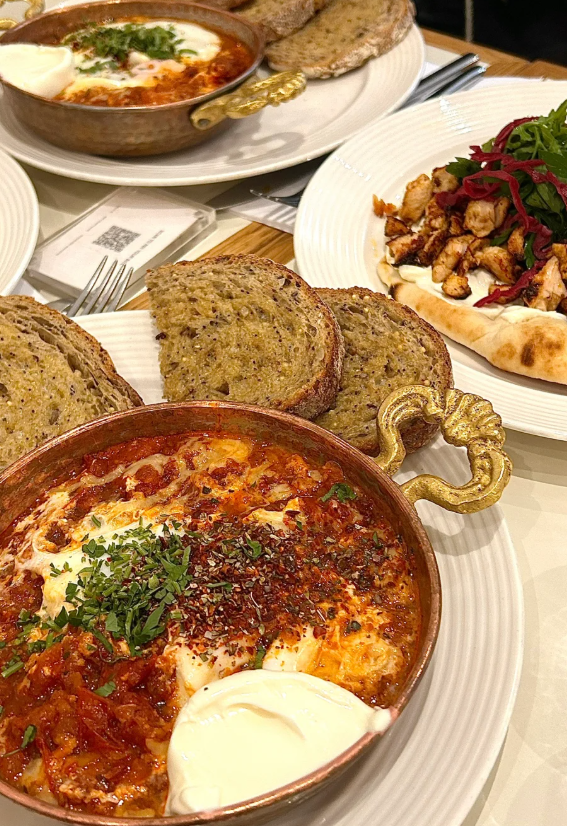 holly98359503's tweet image. Enjoying a splendid lunch in the heart of London, where every meal is a celebration of culture and taste.
#Todaylunch #Vibes