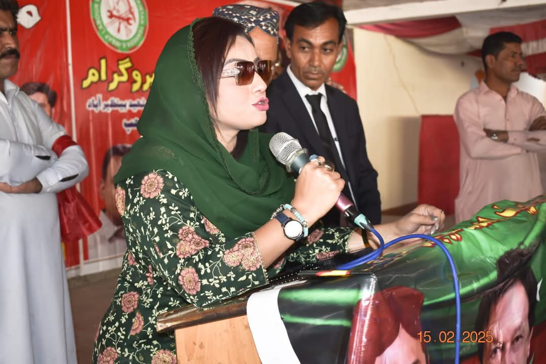 arzoofaisall's tweet photo. صوبہ سندھ لیبر ونگ کی جوائنٹ سیکرٹری
اور یو سی 118 کی چیئر پرسن ارزو فیصل مغل آج مورو میں لیبرونگ ہاری مزدور ورکر کنوینشن میں موجود اپنے کسان بھائیوں سے خطاب کرتے ہوئے.
#insaflabourwing #PTI #Workerconvention https://t.co/dUoqVANilc