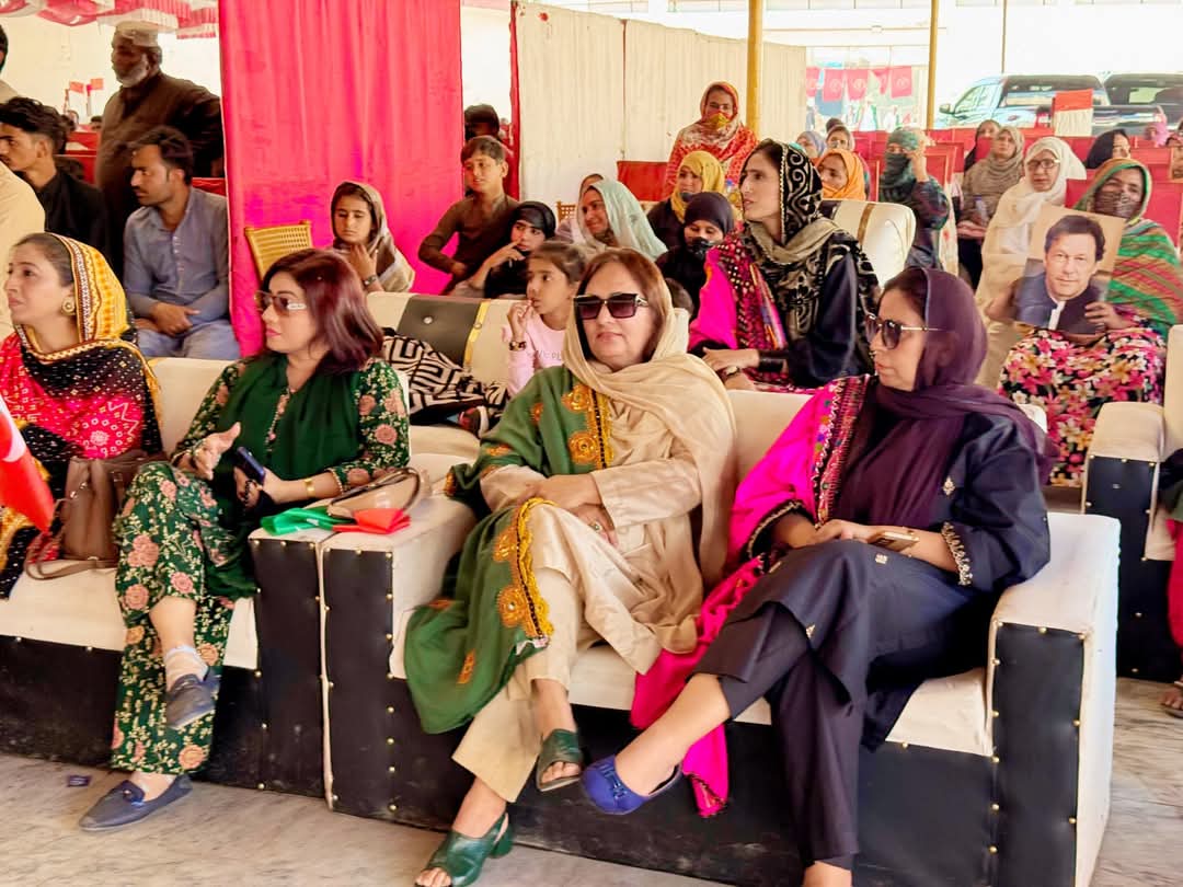 arzoofaisall's tweet photo. صوبہ سندھ لیبر ونگ کی جوائنٹ سیکرٹری
اور یو سی 118 کی چیئر پرسن ارزو فیصل مغل آج مورو میں لیبرونگ ہاری مزدور ورکر کنوینشن میں موجود اپنے کسان بھائیوں سے خطاب کرتے ہوئے.
#insaflabourwing #PTI #Workerconvention https://t.co/dUoqVANilc