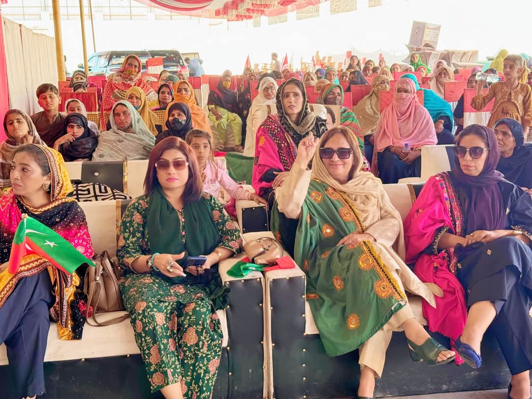 arzoofaisall's tweet photo. صوبہ سندھ لیبر ونگ کی جوائنٹ سیکرٹری
اور یو سی 118 کی چیئر پرسن ارزو فیصل مغل آج مورو میں لیبرونگ ہاری مزدور ورکر کنوینشن میں موجود اپنے کسان بھائیوں سے خطاب کرتے ہوئے.
#insaflabourwing #PTI #Workerconvention https://t.co/dUoqVANilc
