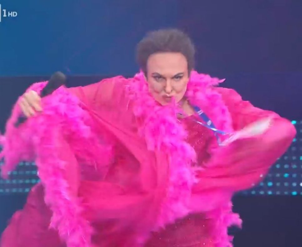 spokemayo's tweet photo. angela alla 45º dose #Sanremo2025 https://t.co/xHLjTsvIZF
