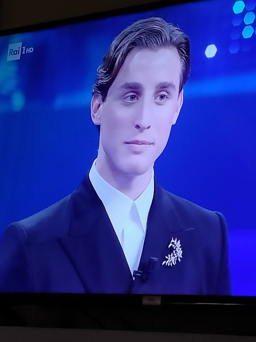 EVALAGATTA's tweet photo. "Al di là dei colori calcistici, è bello vedere che stai bene e un pensiero a chi non è stato così fortunato."#sanremo_2025 https://t.co/w9YFq2cpzJ