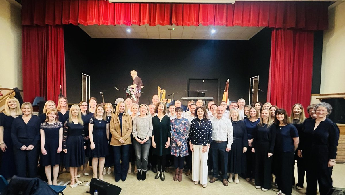 Braint oedd cael perfformio mewn cyngerdd - ‘Llyfrau Llafar Cymru’ yn neuadd Bronwydd heno gyda’r lle yn orlawn. 
Roedd ‘Pedair’ <a href="/Pedair4/">Pedair</a> yn hollol wefreiddiol - Noson Arbennig.