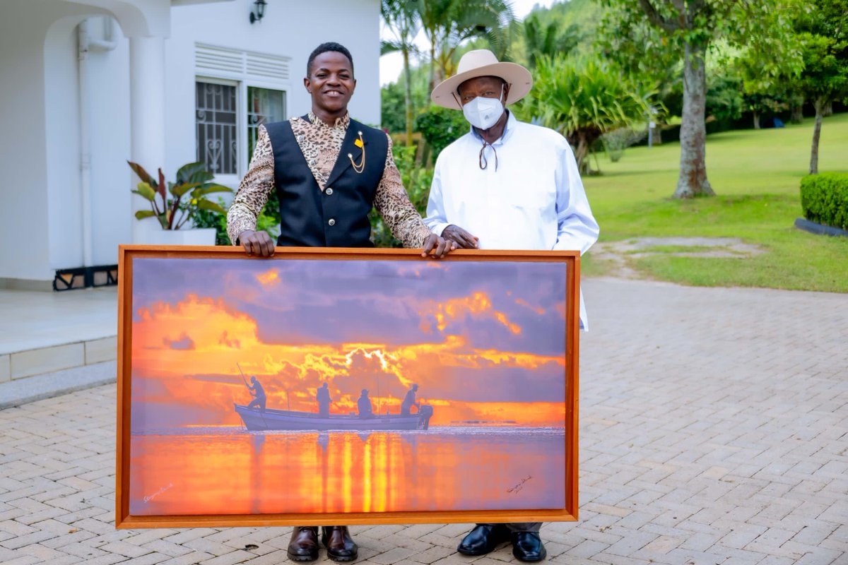 Ssenyonyiderick's tweet photo. 𝗜 𝗺𝗲𝘁 𝗣𝗿𝗲𝘀𝗶𝗱𝗲𝗻𝘁 𝗬𝗼𝘄𝗲𝗿𝗶 𝗞𝗮𝗴𝘂𝘁𝗮 𝗠𝘂𝘀𝗲𝘃𝗲𝗻𝗶, 𝗵𝗲𝗿𝗲 𝗶𝘀 𝗺𝘆 𝘁𝗮𝗸𝗲!

Life has a way of surprising us with incredible opportunities.

Who knew that a young boy from Nakasongola would have the incredible opportunity of meeting the President of Uganda, @KagutaMuseveni and the First Lady, @JanetMuseveni?

It was such an inspiring moment that reminded me how far passion and dedication can take us but also how sometimes you meet people in life who change the trajectory of things. Thank you @Nsababera_juju for believing in my dream.

Little Derrick... We did it my guy💪

To my fellow storytellers, content creators, film makers and photographers; our industry is more than just capturing moments - it’s about sharing the beauty of our world and inspiring others to see it through our eyes.

We have the power to shape perceptions, tell untold stories, and highlight the beauty and richness of our culture, food and nature.

Let’s continue to push boundaries, innovate, and elevate our craft.

For God and My Country!

📸: @kajulijoan