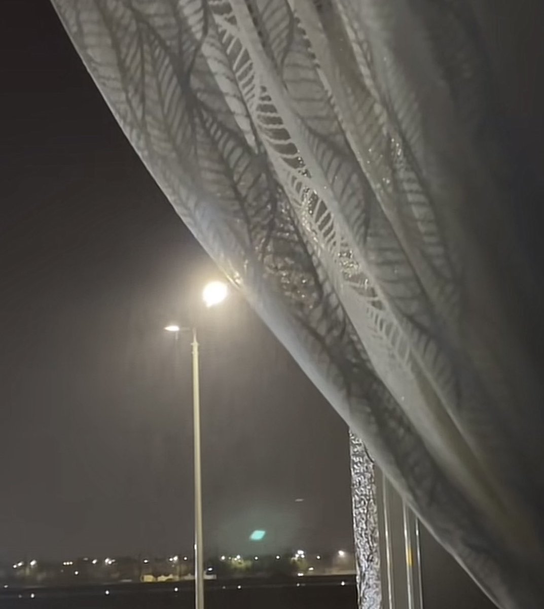 ريحة مطر تحضّن شوارعَنا بحنِين, 
وفينا أمانْي تكُثر إذا رش المطر.