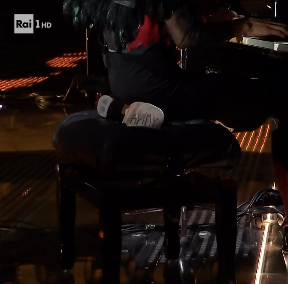 giulsxlouu's tweet photo. Lucio basta io sono innamorata pazza di te😭😭😭😭😭
 #sanremo_2025 https://t.co/7QYeldfigd