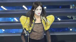 #sanremo_2025
#LucioCorsi mi ricorda molto #AlbertoCamerini 🫶