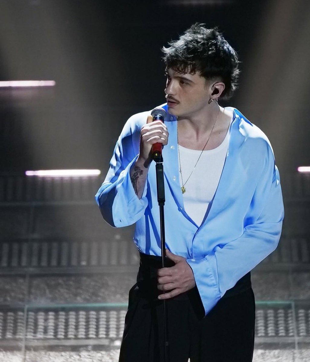 chiarasupporter's tweet photo. VOTATE CODICE 15 FORZAAA!!! #sanremo2025 #olly https://t.co/FIKBgyNSu6