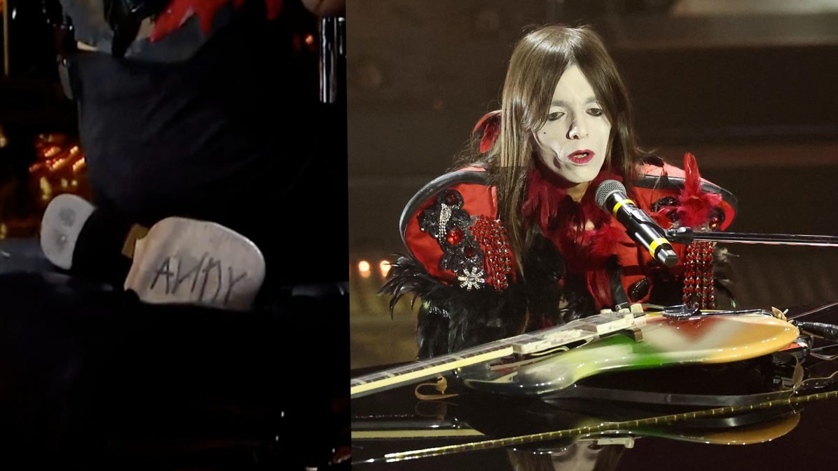 fanpage's tweet photo. Avete notato il dettaglio nascosto nel look di Lucio Corsi, nella finale del #FestivaldiSanremo2025?: https://t.co/9pF1T8dJOv https://t.co/5DqSVcCtkP
