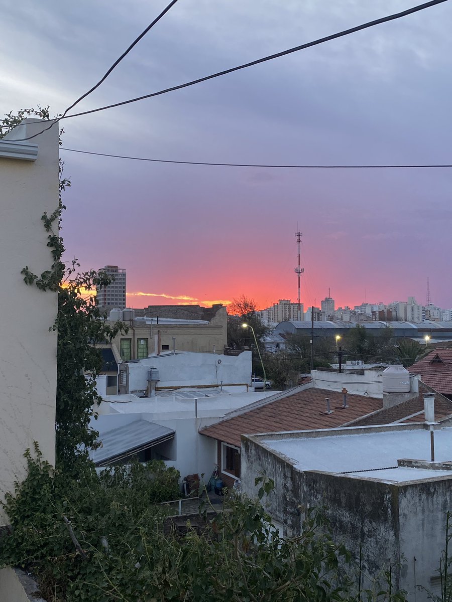 FlorrVidaal's tweet photo. 📍Bahía Blanca (ahora)
20:15hs 😶‍🌫️
Ya no se que pensar de este cielo 😰
#Clima #cielo #Tormenta #verano  #Lluvias #Viento https://t.co/X1hKocL5M4