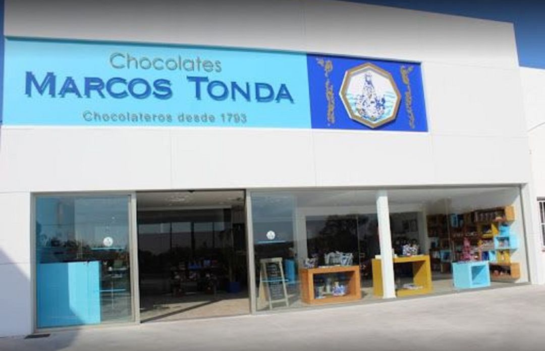 Llatzer86's tweet photo. ¡Qué suerte de vivir en Villajoyosa, mi ciudad, y la ciudad del chocolate de España! 🍫
Aquí tenemos las fábricas de:
CHOCOLATES VALOR (al lado de mi casa)
CHOCOLATES CLAVILEÑO
CHOCOLATES MARCOS TONDA
CHOCOLATES PÉREZ
#FluzoComercio #ElCondensadorDeFluzo @la2_tve https://t.co/C2lzjBSzqI