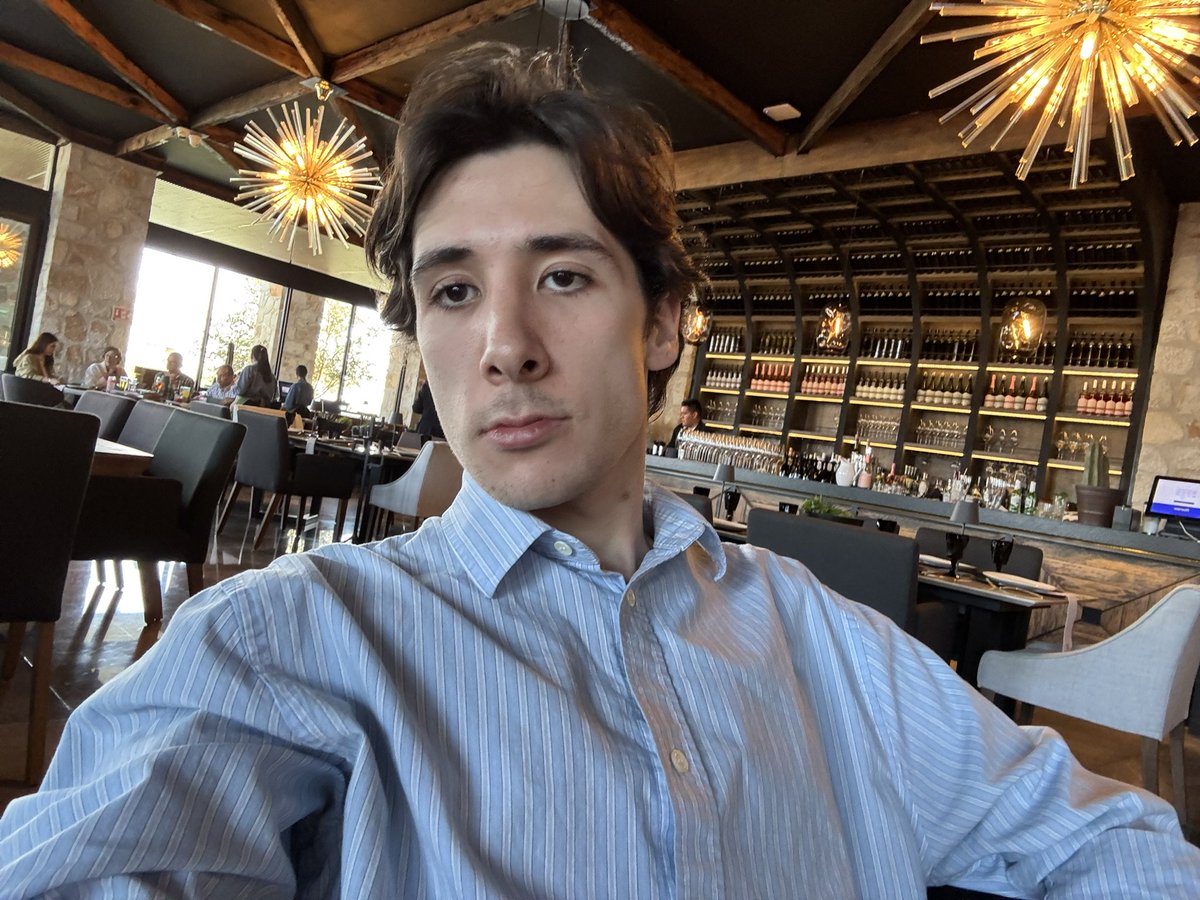 gogomarquezm's tweet image. Cada vez que piso una provincia olvido que soy gay