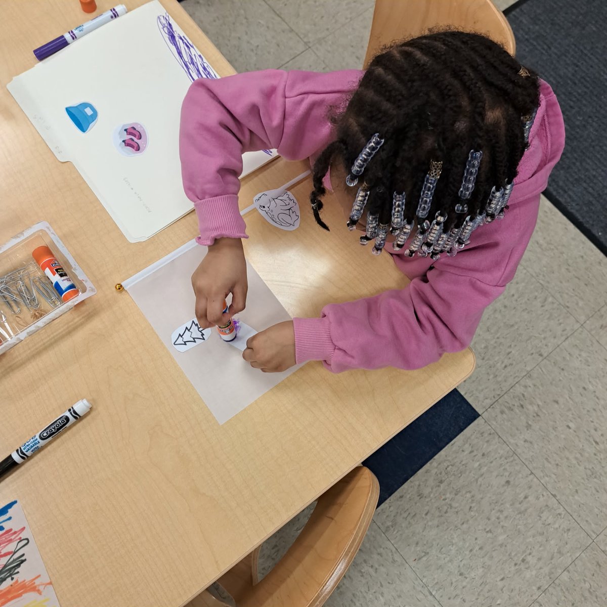 A highlight this week #StoryTime with local students. We read 'Let's Go On A Hike' and the children crafted a flag to carry on walks. Park rangers are learning their colors in Spanish, one of six languages heard in the classroom.
#ReadWithMe #Preschool #LanguageLearning
