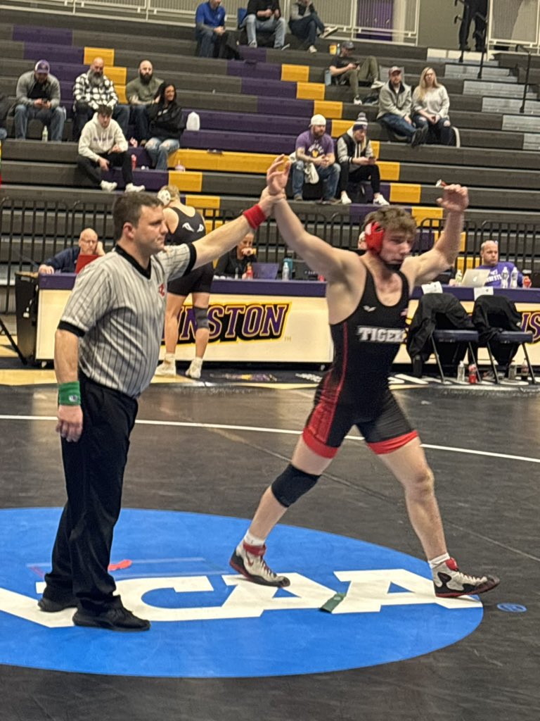 ADM Senior Jon Hatchitt is your 2025 3A District CHAMPION at 190 lbs with another major decision victory 10-0!!! On to the Well!!!