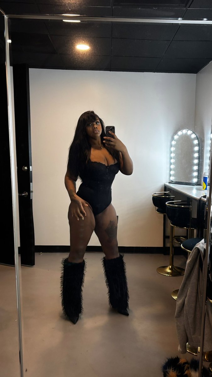 destinydamone's tweet photo. She’s only doing what she know 💋 https://t.co/Q9Ej2SAzFZ