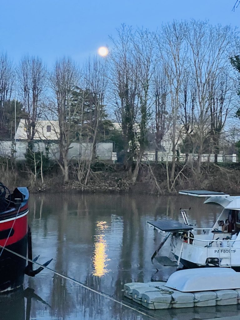 KKingKhalifa's tweet photo. A calm #Paris evening.
#3rdHome https://t.co/ozC3o57xTu