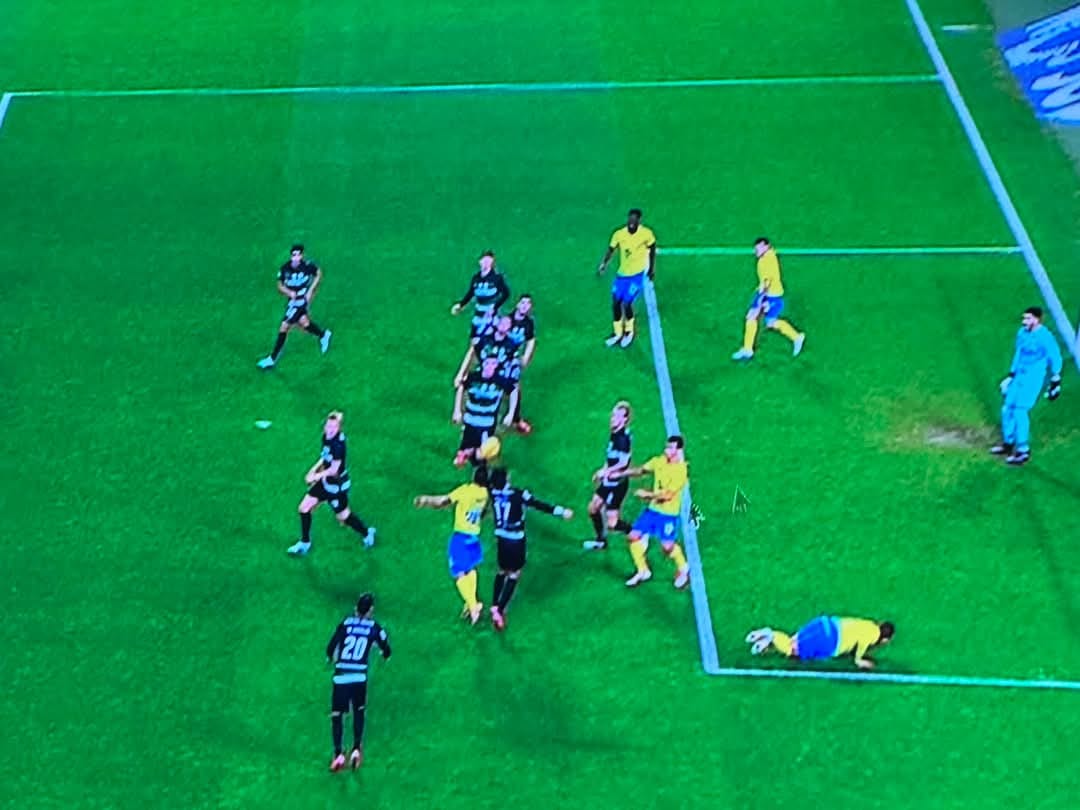 Obrigado pela partilha <a href="/zfbarbosa/">José Barbosa</a> ... lance do penalty e posterior 1o amarelo a Hjulmand.
Fora de jogo do PL do Arouca ... logo o VAR não pode chamar o arbitro para analisar o penalty.
