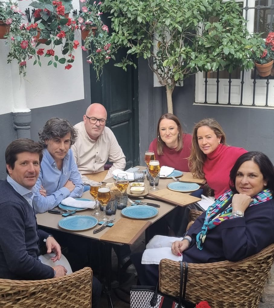 WillyGLongoria (@garciadlongoria) on Twitter photo Uno vuelve siempre a los viejos sitios donde amó la vida.
Amigos, regalos de la vida.
#30añosdeamistad#30años <a href="/FCom_US/">Facultad de Comunicación, Universidad de Sevilla</a> Uno vuelve siempre a los viejos sitios donde amó la vida.
Amigos, regalos de la vida.
#30añosdeamistad#30años <a href="/FCom_US/">Facultad de Comunicación, Universidad de Sevilla</a>