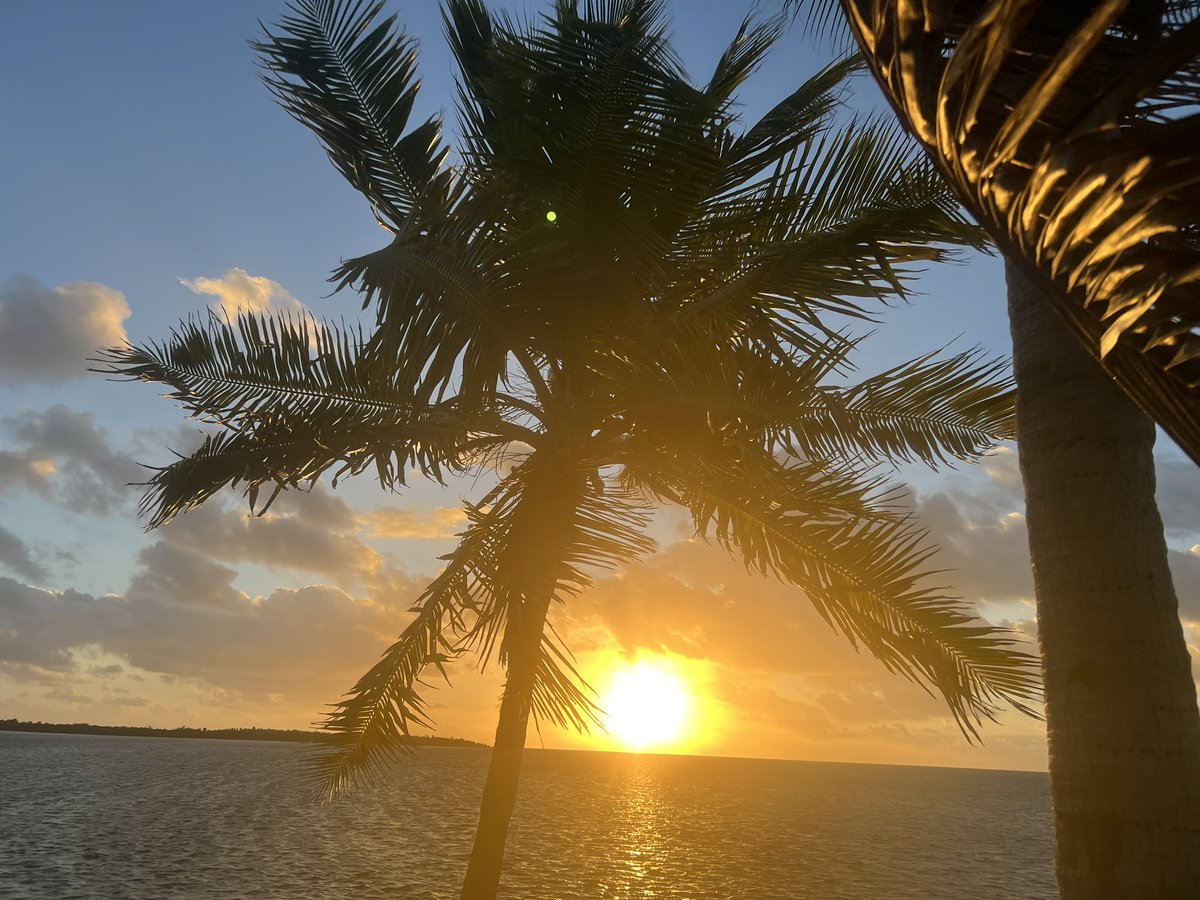 chuckver's tweet photo. @HammerFox2 24.57728° N, 81.65752° W this morning.
Great time for a vacation. https://t.co/HMAgT0XT96