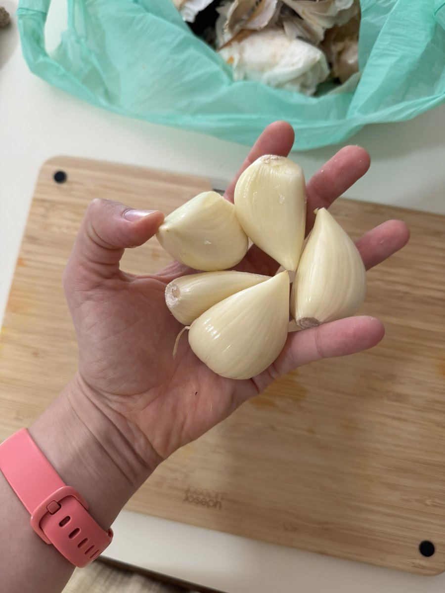 RoxyTall's tweet photo. recipe: use two garlic cloves
me: no problem boss https://t.co/pARYLJEJmG