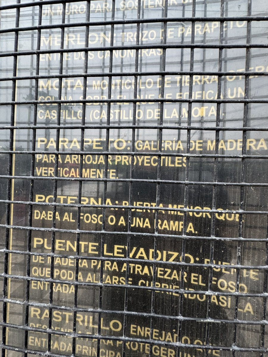 Aprendiendo que es un Parapeto, pensé que solo servían para que <a href="/LaVozdeVelez/">Daniel Taguada</a> les diga que se bajen de ahí!!!