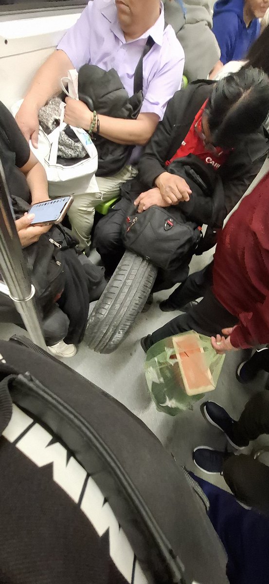AbrahamRogerZar's tweet photo. @MetroCDMX por qué se permite el acceso de esto en sus estaciones ? Línea 3 dirección universidad, de por sí es un caos y apenas cabe la gente, ¿ahora hasta mis autopartes puedo transportar en el metro? https://t.co/Ev56ToYrGP