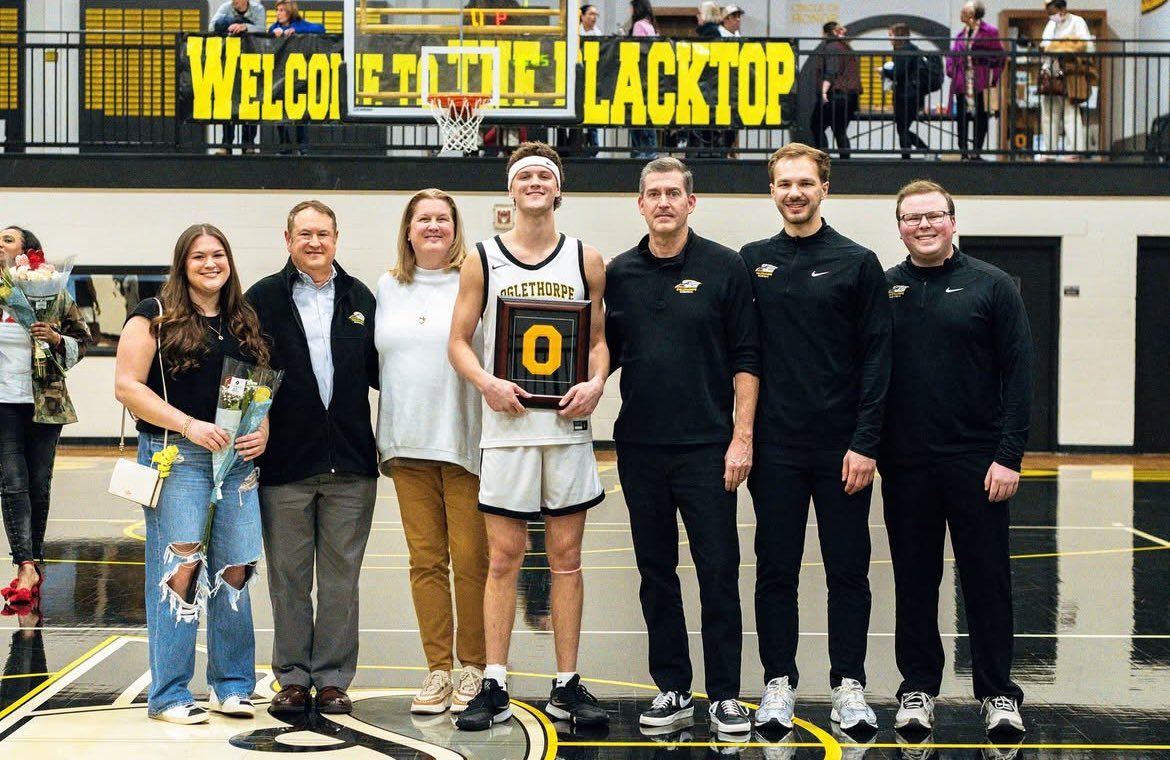 Celebrated senior day last night with a Valentine’s Day WIN 💪

Senior Perry Robinson lead with a double-double and his 1000th point 🔥

#StayStormy | #GoPetrels