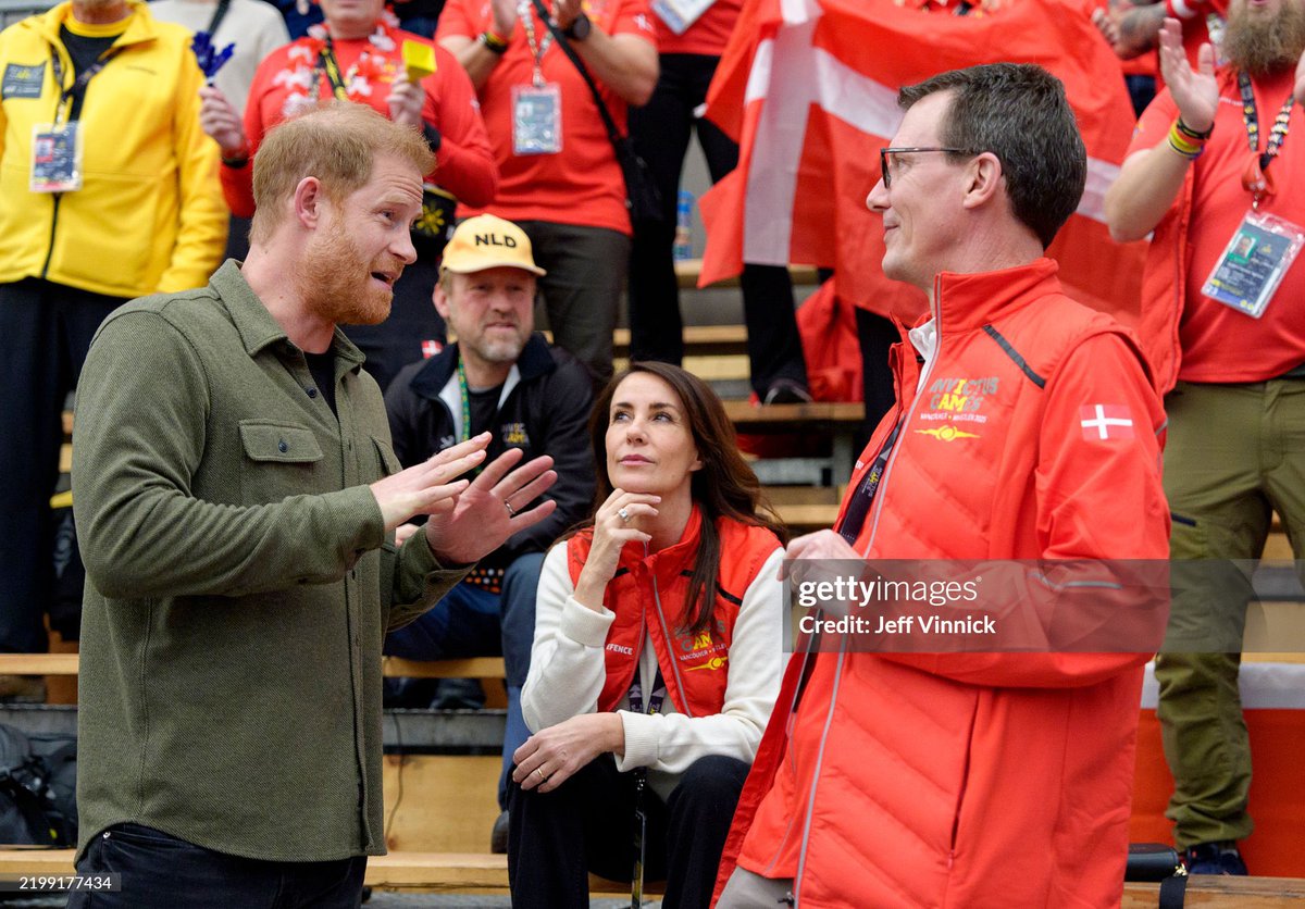 DeSeraeVillafa1's tweet photo. Happening now:
#PrinceHarry, Founder & Patron of @WeAreInvictus talks with #PrinceJoachim & #PrincessMarie of Denmark at Sitting Volleyball at the @InvictusGames25 in #Vancouver, #Canada.
🤗💛🖤
📸Jeff Vinnick/Getty Images for #InvictusGamesVancouverWhistler2025 https://t.co/6owQDHkIar