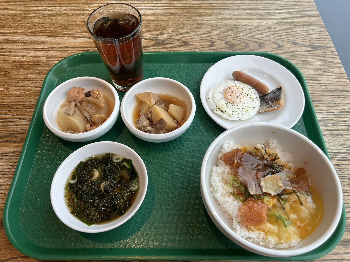 futurebirds5178's tweet photo. 完成した私の朝食😸
肉じゃが、鶏と大根の煮物etc...
メインは「卵かけ鯛めし」🥚🐟
鯛のヅケ、卵、薬味、白飯は別々にあり、
自分で組み合わせて「卵かけ鯛めし」を作るスタイル👌
卵は養鶏場から取れたてで新鮮🐔
HOTEL10にお泊まりの際はFORQで
モーニング食べてください👍
#FORQ
#モーニング https://t.co/Xey1zUUHnW