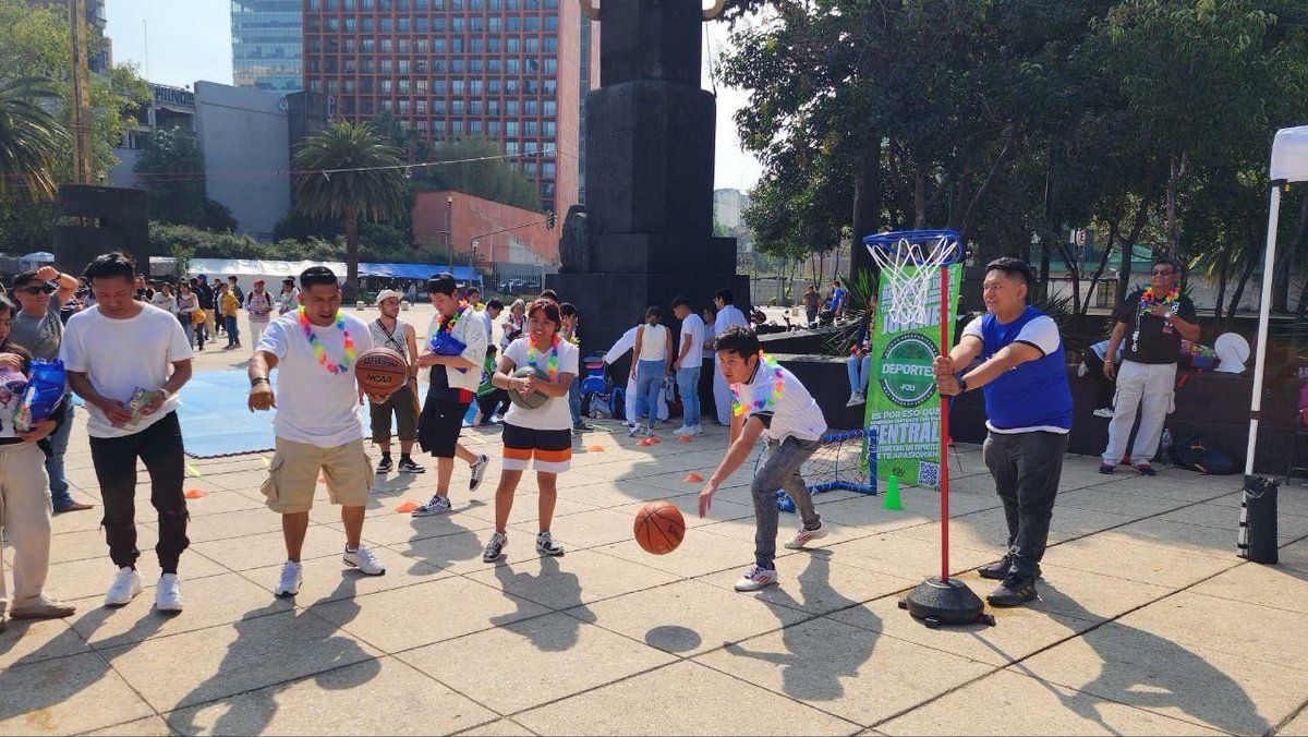 craviotocesar's tweet photo. ¡Celebramos estas iniciativas que construyen un mejor futuro! 💪✨

Hoy, en el Monumento a la Revolución, recibimos #LUAU5G: Conexiones Inteligentes, un evento organizado por @FJUMX, donde jóvenes y sus familias fortalecen lazos, reciben orientación y acceden a oportunidades en educación, deporte, salud mental y más.